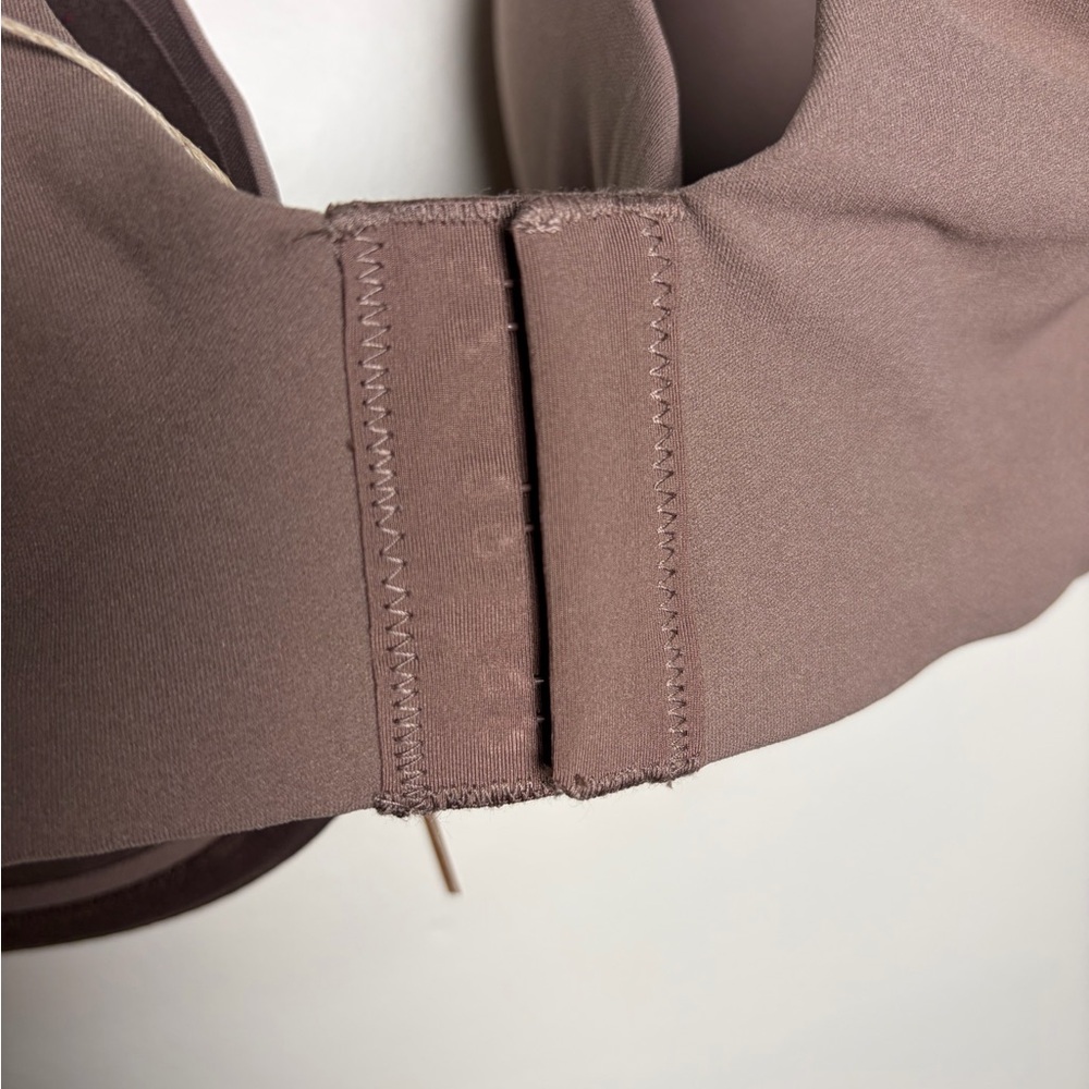 SKIMS Fits EverybodyT-Shirt Bra in Umber NWT - Picture 4 of 6